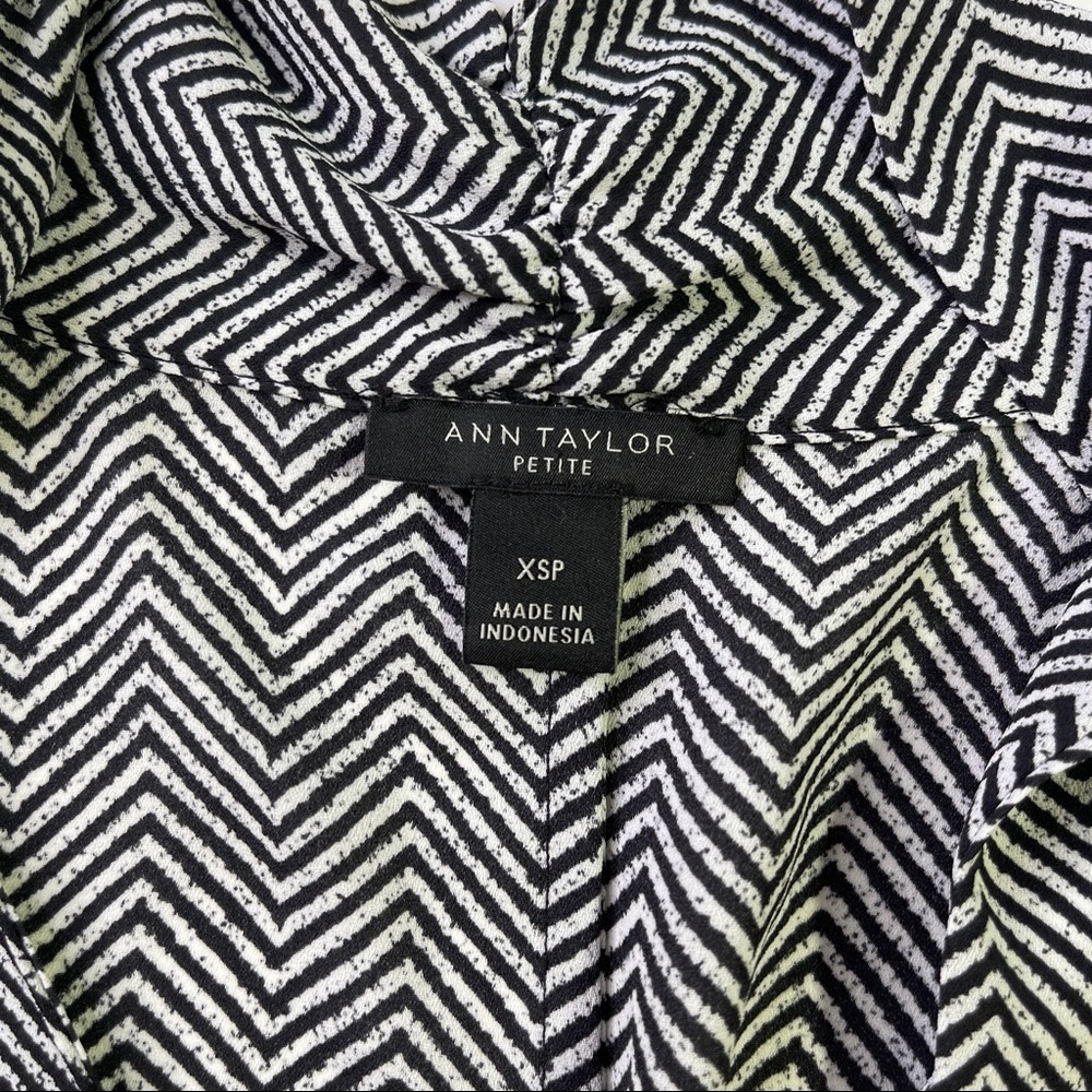 Ann Taylor Black White Zig Zag Bow Neck Top Size XSP - Picture 3 of 8